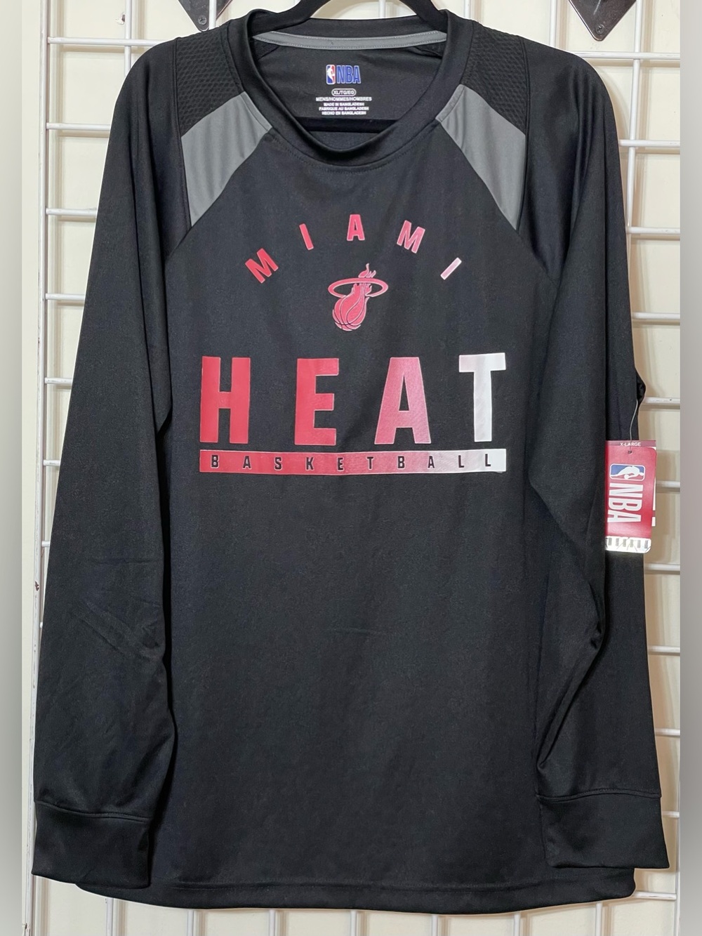 NBA Miami Heat Black and Red Pullover Long Sleeve Size XL New with Tags